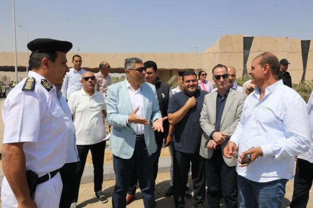 «الجيزة تستعد للافتتاح الدولي».. محافظ الجيزة يتابع التحضيرات النهائية لطرقات المتحف المصري الكبير «الجيزة تستعد للافتتاح الدولي».. محافظ الجيزة يتابع التحضيرات النهائية لطرقات المتحف المصري الكبير
