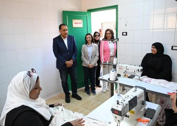 رئيس الوزراء يزور «مشغل البحراوية» في قرية زاوية صقر رئيس الوزراء يزور «مشغل البحراوية» في قرية زاوية صقر