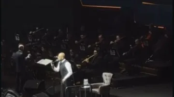 بعد الجدل الذي أثاره.. اكتشف سبب ظهور تامر عاشور بالعكاز خلال حفله في الكويت!