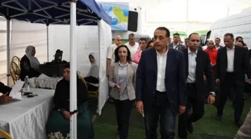 رئيس الوزراء يزور قافلة خدماتية تقدم مجموعة من الخدمات لمواطني قرية “زاوية صقر” في مركز أبو المطامير.