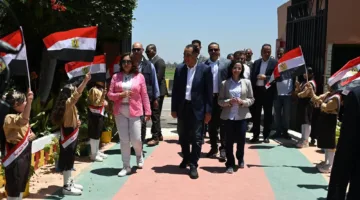 رئيس الوزراء يزور مدرسة رزق درويش الابتدائية في زاوية صقر ويستمع لعرض إحدى الطالبات حول تفاصيل البرنامج الصيفي.