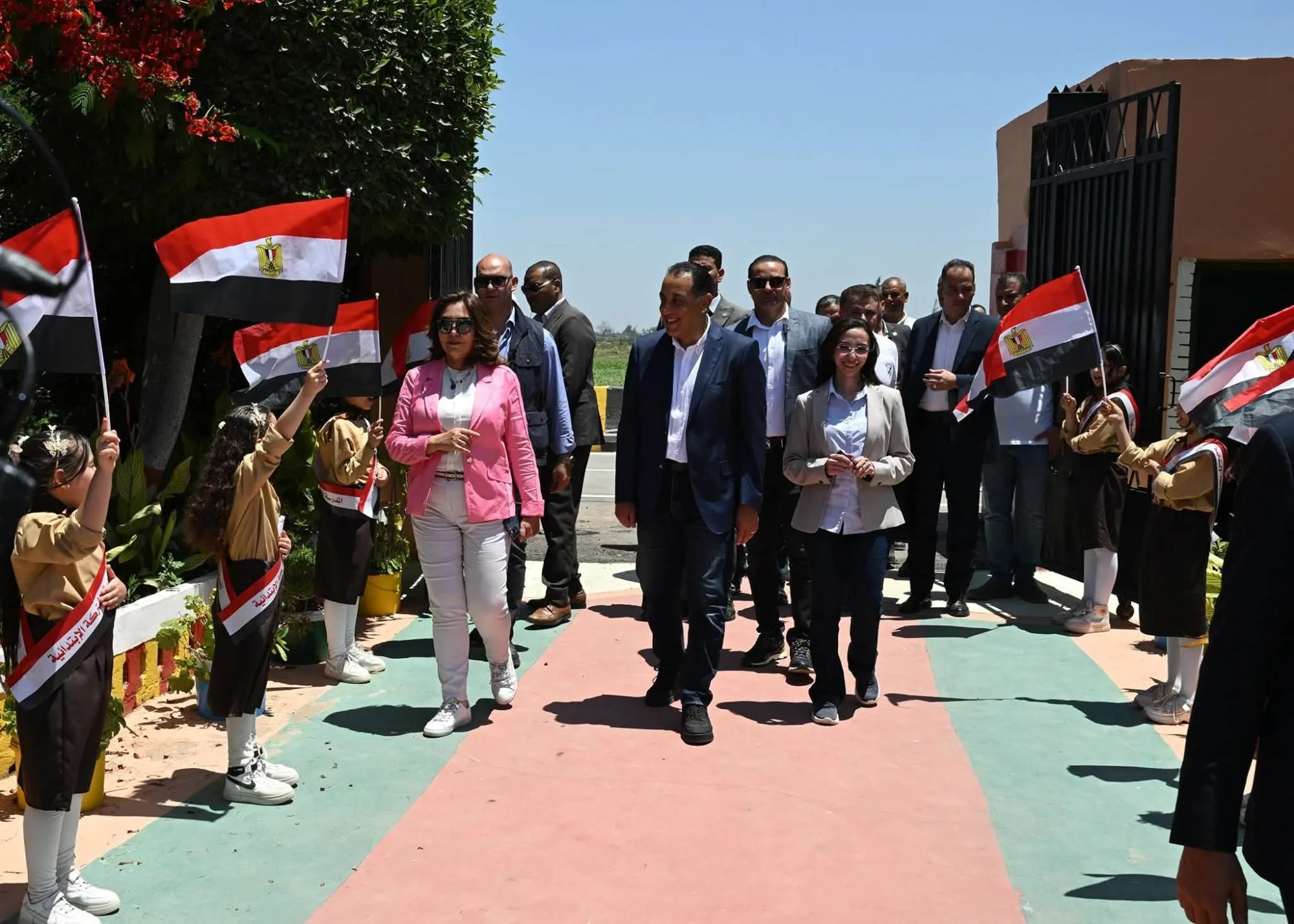 رئيس الوزراء يزور مدرسة رزق درويش الابتدائية في زاوية صقر ويستمع لعرض إحدى الطالبات حول تفاصيل البرنامج الصيفي. رئيس الوزراء يزور مدرسة رزق درويش الابتدائية في زاوية صقر ويستمع لعرض إحدى الطالبات حول تفاصيل البرنامج الصيفي.