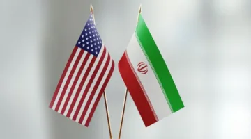 إيران تعلن عن توقيف خمسة أفراد بتهمة التعاون مع إسرائيل في مدينة يزد.