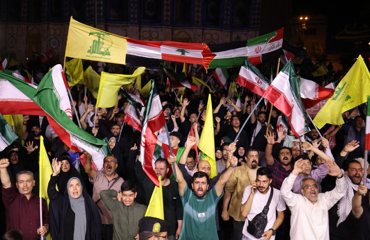 متظاهرون إيرانيون يحتفلون بالهجوم الصاروخي على تل أبيب. (أ ف ب)