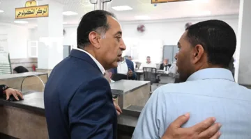 مدبولي يتحدث مع مواطن أثناء زيارته للمركز التكنولوجي بزاوية صقر: “المركز ساهم في تقليص زمن إنهاء الخدمات وتيسيرها”