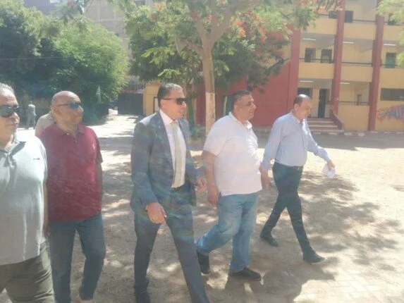 وكيل وزارة التعليم في الجيزة يراجع استعداد لجان الامتحانات لاستقبال طلاب الثانوية العامة وكيل وزارة التعليم في الجيزة يراجع استعداد لجان الامتحانات لاستقبال طلاب الثانوية العامة
