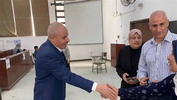 رئيس جامعة قناة السويس يزور لجان الامتحانات في كلية العلوم رئيس جامعة قناة السويس يزور لجان الامتحانات في كلية العلوم