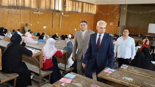 رئيس جامعة المنيا يراقب عملية الامتحانات في كليتي الآداب ودار العلوم رئيس جامعة المنيا يراقب عملية الامتحانات في كليتي الآداب ودار العلوم