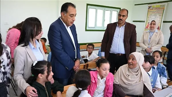 رئيس الوزراء يستمع إلى عرض حول البرنامج الصيفي من طالبة في قرية زاوية صقر رئيس الوزراء يستمع إلى عرض حول البرنامج الصيفي من طالبة في قرية زاوية صقر