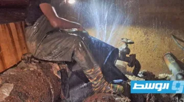 صور: إصلاح تسرب المياه في بوابة الجبس استعدادًا لإعادة تدفق المياه إلى غرب طرابلس
