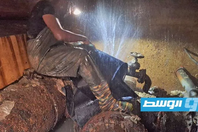 صور: إصلاح تسرب المياه في بوابة الجبس استعدادًا لإعادة تدفق المياه إلى غرب طرابلس صور: إصلاح تسرب المياه في بوابة الجبس استعدادًا لإعادة تدفق المياه إلى غرب طرابلس