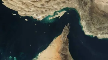رويترز: مسئول إيراني يكشف عن دراسة طهران بجدية لإغلاق مضيق هرمز البحري