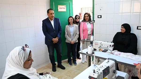 رئيس الوزراء يزور “مشغل البحراوية” في قرية زاوية صقر رئيس الوزراء يزور “مشغل البحراوية” في قرية زاوية صقر