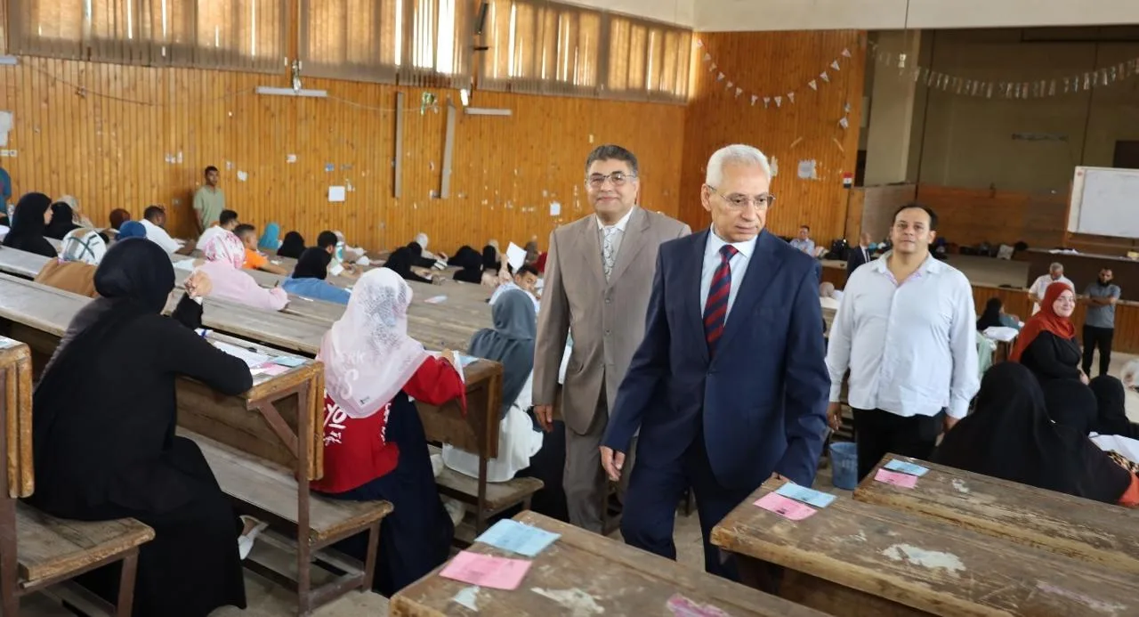 رئيس جامعة المنيا يراقب عملية الامتحانات في الكليات رئيس جامعة المنيا يراقب عملية الامتحانات في الكليات