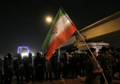 العراق يطالب إيران بتجنب استهداف المصالح الأمريكية على أراضيه العراق يطالب إيران بتجنب استهداف المصالح الأمريكية على أراضيه