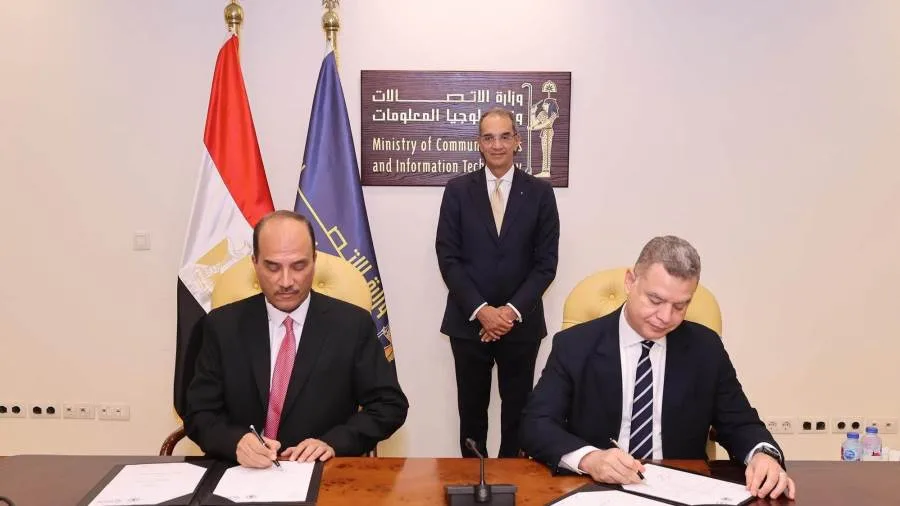 وزير الاتصالات يشرف على توقيع اتفاقية تعاون بين “إيتيدا” وجامعة العريش لتعزيز المهارات الرقمية لطلاب الجامعة وزير الاتصالات يشرف على توقيع اتفاقية تعاون بين “إيتيدا” وجامعة العريش لتعزيز المهارات الرقمية لطلاب الجامعة