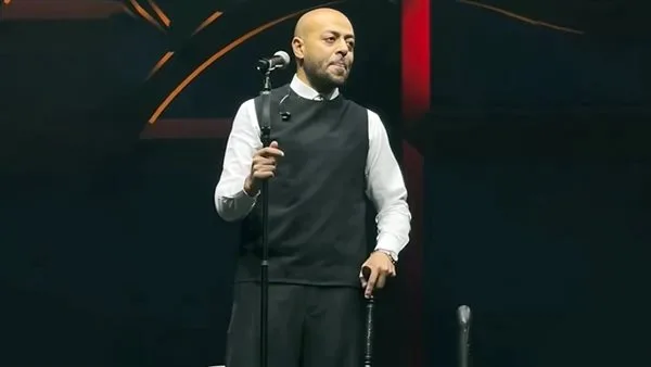 تامر عاشور يهيمن على التريند بعد ظهوره بعكاز وكرسي في حفله بالكويت تامر عاشور يهيمن على التريند بعد ظهوره بعكاز وكرسي في حفله بالكويت