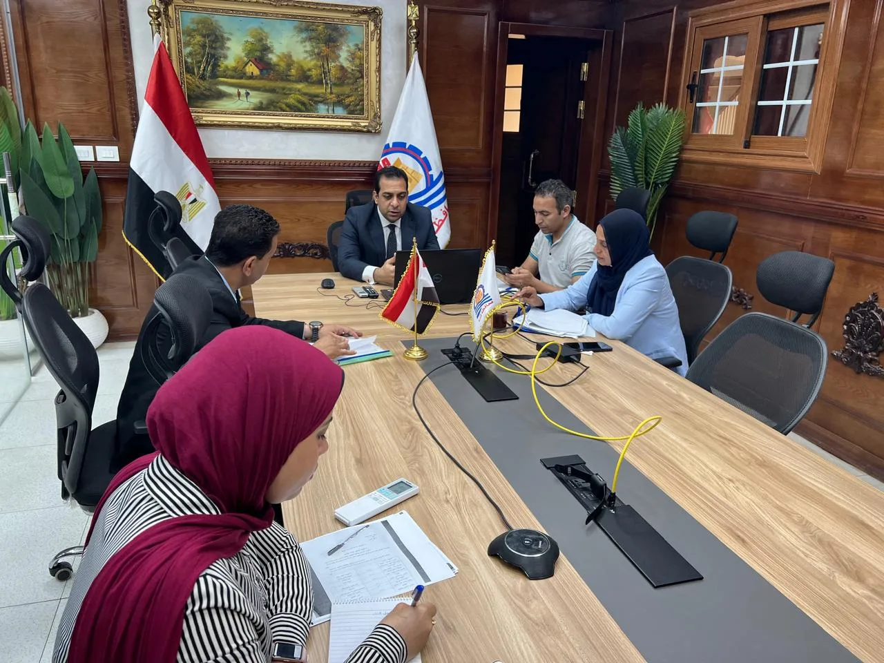 لزيادة فرص العمل.. نائب محافظ قنا يستعرض نموذج توظيف بتكاليف منخفضة لزيادة فرص العمل.. نائب محافظ قنا يستعرض نموذج توظيف بتكاليف منخفضة