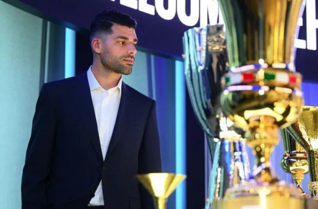 بسبب النزاع، الإيراني مهدي طارمي يغيب عن إنتر ميلان في بطولة كأس العالم للأندية. بسبب النزاع، الإيراني مهدي طارمي يغيب عن إنتر ميلان في بطولة كأس العالم للأندية.