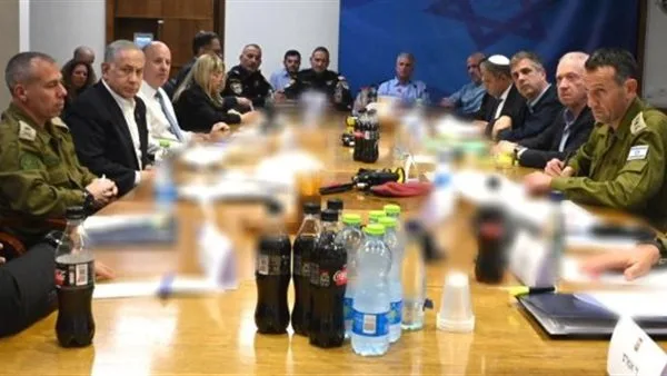 الحكومة الإسرائيلية تعقد اجتماعًا سريًا تحت الأرض استعدادًا لرد إيراني. الحكومة الإسرائيلية تعقد اجتماعًا سريًا تحت الأرض استعدادًا لرد إيراني.