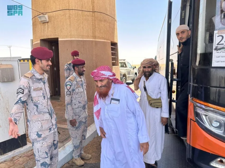 حرس الحدود يسهل عملية مغادرة الحجاج من منفذ الوديعة حرس الحدود يسهل عملية مغادرة الحجاج من منفذ الوديعة