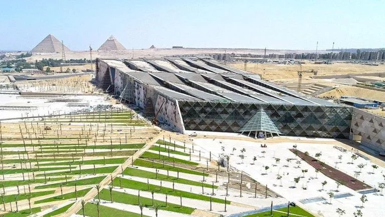 تأجيل افتتاح المتحف المصري الكبير: الأسباب والتفاصيل تأجيل افتتاح المتحف المصري الكبير: الأسباب والتفاصيل