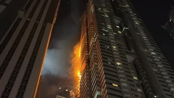 إجلاء برج مكون من 67 طابقًا جراء حريق ضخم في دبي إجلاء برج مكون من 67 طابقًا جراء حريق ضخم في دبي