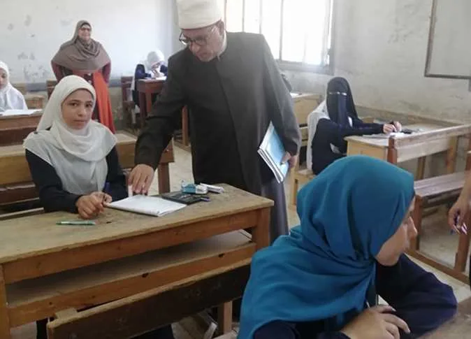 بهدوء وتنظيم.. طلاب قسم العلوم يخوضون امتحان الفيزياء في المنيا بهدوء وتنظيم.. طلاب قسم العلوم يخوضون امتحان الفيزياء في المنيا