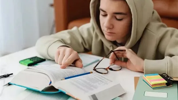 طرق للتعامل مع القلق والتوتر أثناء امتحانات الثانوية العامة.