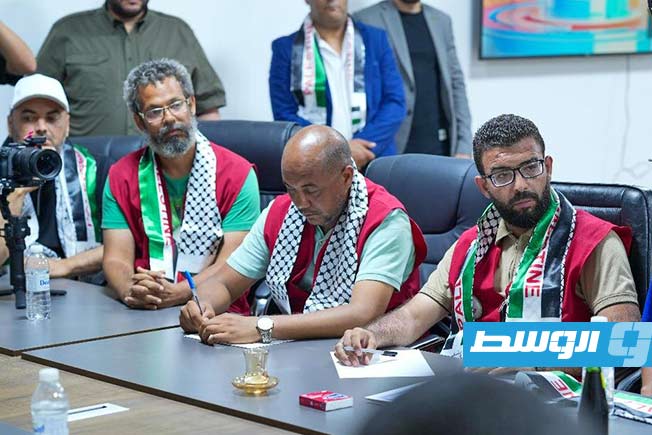 جانب من الاجتماع بين مسؤولي حكومة حماد ومسؤولي قافلة الصمود، 13 يونيو 2025 (وزارة الخارجية بحكومة حماد - فيسبوك)