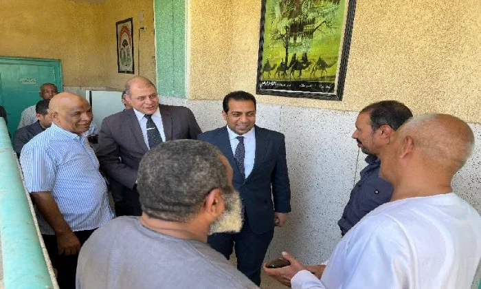 نائب محافظ قنا يزور أماكن إقامة المراقبين تحضيرًا لامتحانات الثانوية العامة