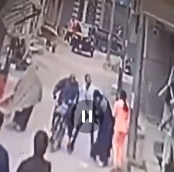 تحقيقات أمن الغربية في حادث اعتداء شاب على سيدة بقرية محلة مرحوم بسبب رفضها الزواج منه تحقيقات أمن الغربية في حادث اعتداء شاب على سيدة بقرية محلة مرحوم بسبب رفضها الزواج منه