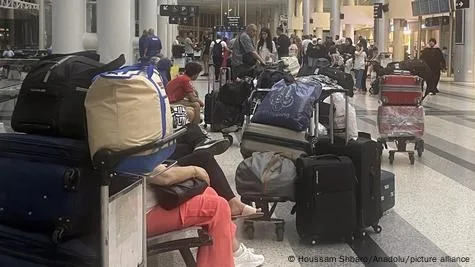 ازدحام في مطار بيروت بسبب إغلاق وفتح الأجواء اللبنانية ازدحام في مطار بيروت بسبب إغلاق وفتح الأجواء اللبنانية