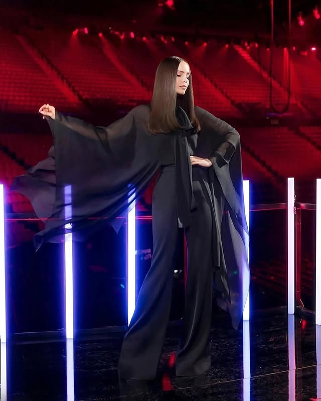 صوفيا بالأسود الأنيق