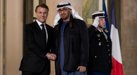 رئيس الإمارات يناقش مع ماكرون وميلوني آثار الهجوم الإسرائيلي على إيران رئيس الإمارات يناقش مع ماكرون وميلوني آثار الهجوم الإسرائيلي على إيران
