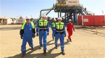 وزير البترول يزور شركة بتروشهد في الصحراء الغربية ويشدد على ضرورة تعزيز الإنتاج والالتزام بمعايير السلامة
