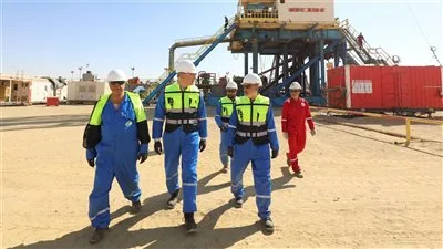 وزير البترول يزور شركة بتروشهد في الصحراء الغربية ويشدد على ضرورة تعزيز الإنتاج والالتزام بمعايير السلامة وزير البترول يزور شركة بتروشهد في الصحراء الغربية ويشدد على ضرورة تعزيز الإنتاج والالتزام بمعايير السلامة