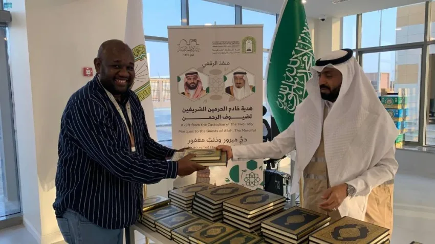أول الواصلين وآخر المغادرين: حاج سوداني ينهي رحلته للحج عبر منفذ الرقعي أول الواصلين وآخر المغادرين: حاج سوداني ينهي رحلته للحج عبر منفذ الرقعي