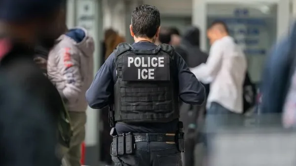 ترامب يوجه بوقف ملاحقة المهاجرين في أماكن العمل نتيجة القلق الاقتصادي ترامب يوجه بوقف ملاحقة المهاجرين في أماكن العمل نتيجة القلق الاقتصادي