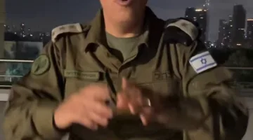 أفيخاي أدرعي يتلعثم على الهواء.. ارتباك ناطق الجيش الإسرائيلي يكشف شدة الصدمة الإيرانية