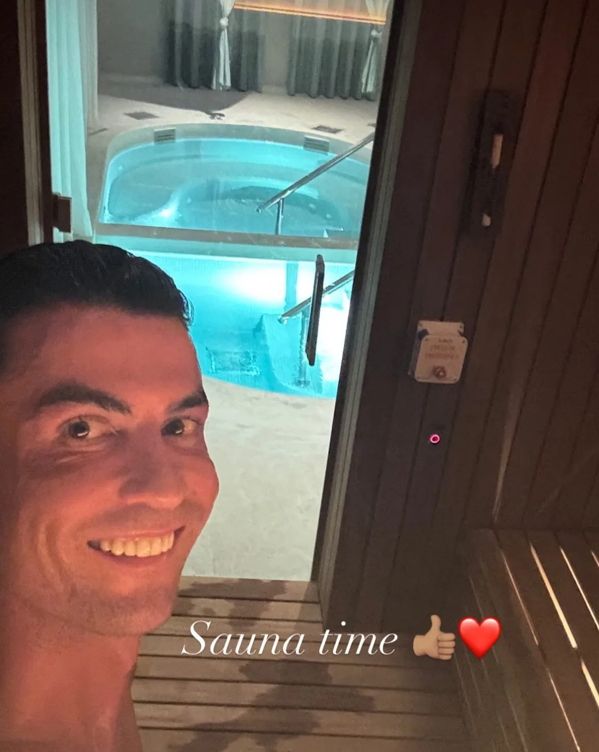 رونالدو يثير الجدل بصورة حديثة.. هل أتم توقيع العقد الجديد؟ رونالدو يثير الجدل بصورة حديثة.. هل أتم توقيع العقد الجديد؟