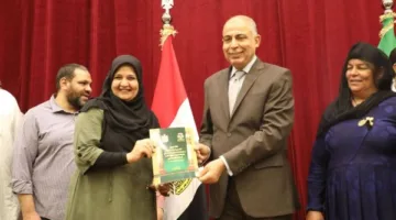 محافظ المنيا يوزع 328 عقدًا لتقنين ملكية الأراضي.
