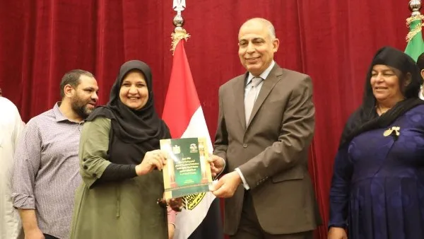 محافظ المنيا يوزع 328 عقدًا لتقنين ملكية الأراضي. محافظ المنيا يوزع 328 عقدًا لتقنين ملكية الأراضي.