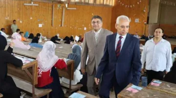 منع استخدام الهواتف… رئيس جامعة المنيا يراقب تقدم الامتحانات في كليتي الآداب ودار العلوم