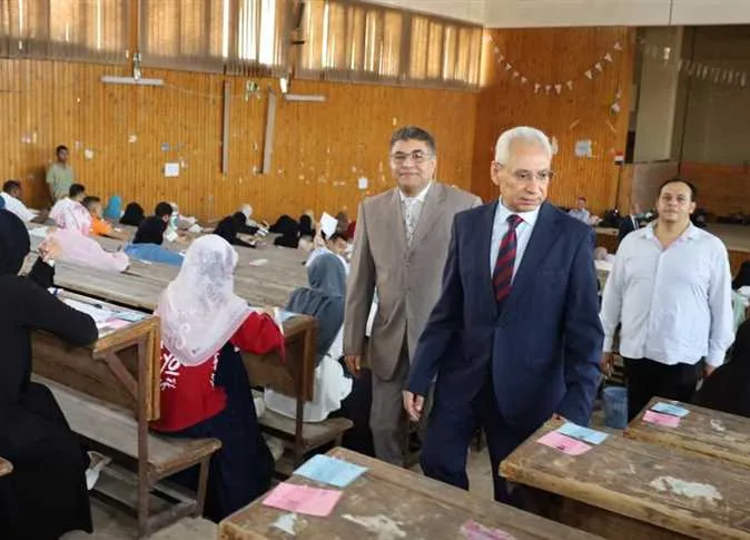 منع استخدام الهواتف… رئيس جامعة المنيا يراقب تقدم الامتحانات في كليتي الآداب ودار العلوم
