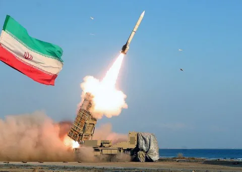 طهران تُعلن عن إسقاط 3 طائرات مسيرة إسرائيلية في محافظة قم وتفعيل نظام الدفاع الجوي حول ميناء بندر عباس في جنوب إيران. طهران تُعلن عن إسقاط 3 طائرات مسيرة إسرائيلية في محافظة قم وتفعيل نظام الدفاع الجوي حول ميناء بندر عباس في جنوب إيران.