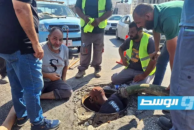 استعادة إمدادات المياه إلى غرب طرابلس بعد إصلاح تسرب في الصمام الرئيسي استعادة إمدادات المياه إلى غرب طرابلس بعد إصلاح تسرب في الصمام الرئيسي