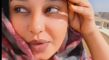 شاهد الفيديو: الفنانة هدى عربي تهنئ الإمبراطور على عودته، بينما تنتقدها نجمة السوشيال ميديا بقولها: “أحمد كان يغني قبل أن تأتي!”