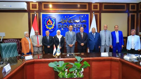 رئيس جامعة دمنهور: اتبعنا أسلوب التقييم العادل في اختيار عميد كلية التربية رئيس جامعة دمنهور: اتبعنا أسلوب التقييم العادل في اختيار عميد كلية التربية