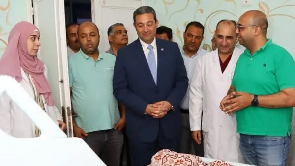 محافظ دمياط يلتقي بشابة أصيبت جراء سقوط قطعة خرسانية عليها أثناء مرورها. محافظ دمياط يلتقي بشابة أصيبت جراء سقوط قطعة خرسانية عليها أثناء مرورها.